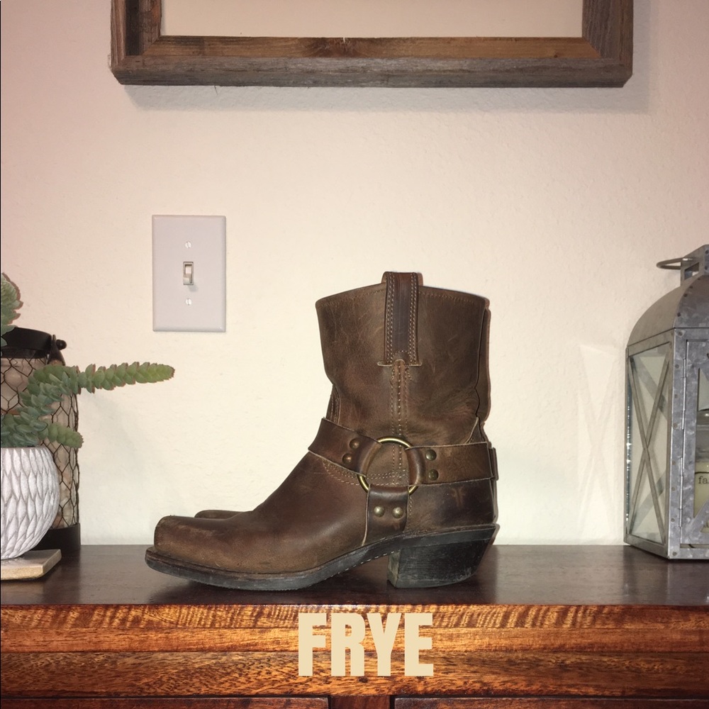 FRYE HARNESS 8R WOMENS 7.5 dark brown